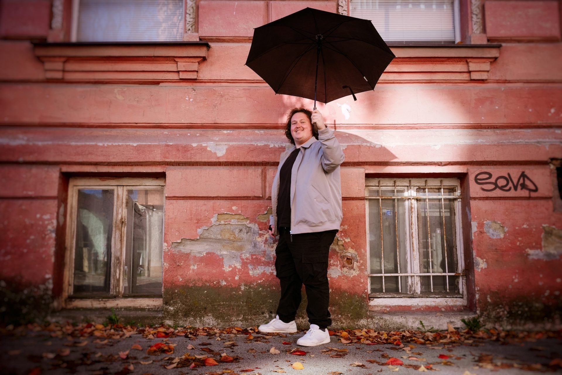 Člen kapely Partia od Žiliny s dáždnikom